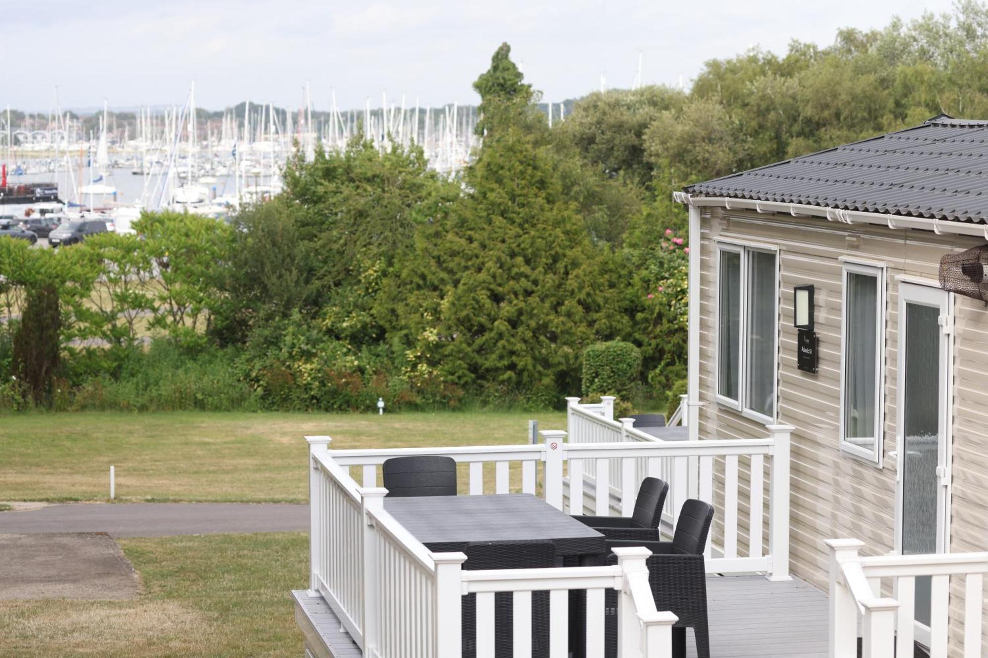 Mercury Yacht Harbour And Holiday Park Bursledon Buitenkant foto