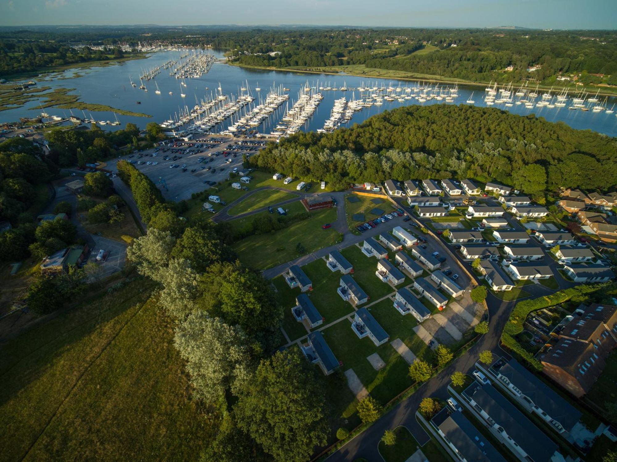 Mercury Yacht Harbour And Holiday Park Bursledon Buitenkant foto